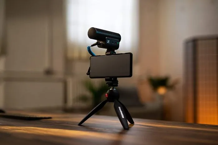 Sennheiser MKE 400 Microphone, Manfrotto PIXI Mini Tripod and Smartphone Clamp - Image 6